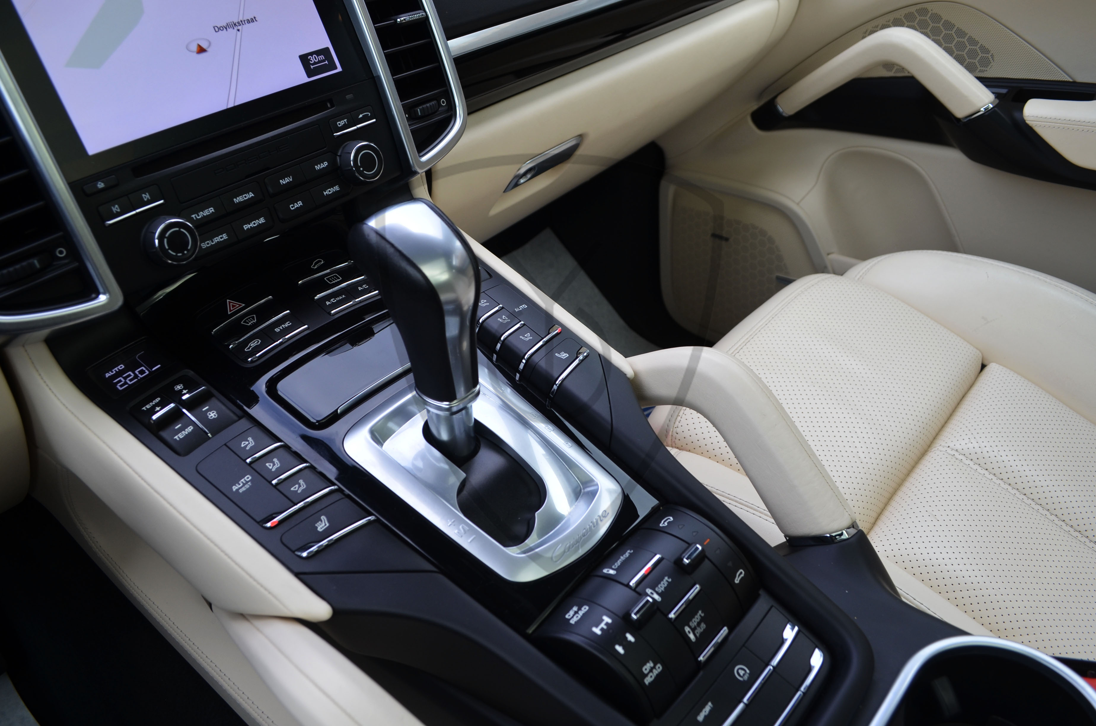 PORSCHE CAYENNE — image 16